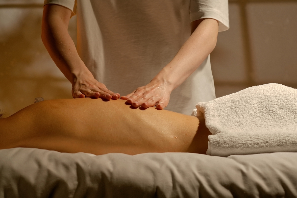 devojka uživa na relax masaži